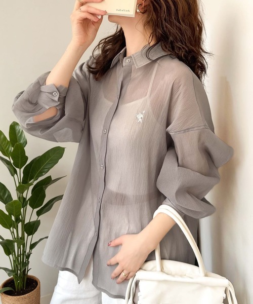 classicalelf（クラシカルエルフ）の「シアーなゆるシルエット。胸ワンポイント刺繍ビッグシアーシャツ（シャツ/ブラウス・レディース・ブルー/ブラック/グレイッシュベージュ/アイボリー・LARGE/MEDIUM/SMALL/X-LARGE）」の3枚目の写真