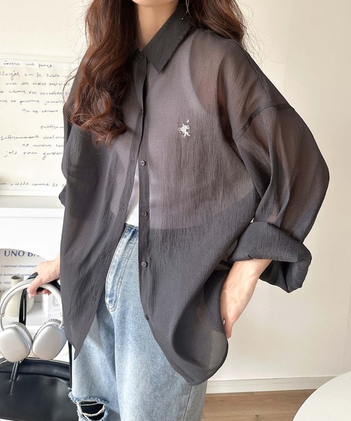 classicalelf（クラシカルエルフ）の「シアーなゆるシルエット。胸ワンポイント刺繍ビッグシアーシャツ（シャツ/ブラウス・レディース・ブルー/ブラック/グレイッシュベージュ/アイボリー・LARGE/MEDIUM/SMALL/X-LARGE）」の2枚目の写真