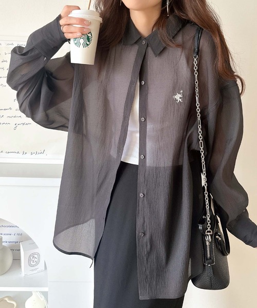 classicalelf（クラシカルエルフ）の「シアーなゆるシルエット。胸ワンポイント刺繍ビッグシアーシャツ（シャツ/ブラウス・レディース・ブルー/ブラック/グレイッシュベージュ/アイボリー・LARGE/MEDIUM/SMALL/X-LARGE）」の13枚目の写真