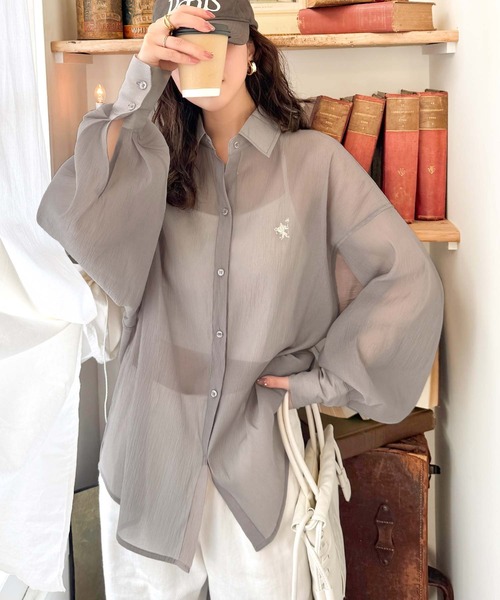 classicalelf（クラシカルエルフ）の「シアーなゆるシルエット。胸ワンポイント刺繍ビッグシアーシャツ（シャツ/ブラウス・レディース・ブルー/ブラック/グレイッシュベージュ/アイボリー・LARGE/MEDIUM/SMALL/X-LARGE）」の16枚目の写真