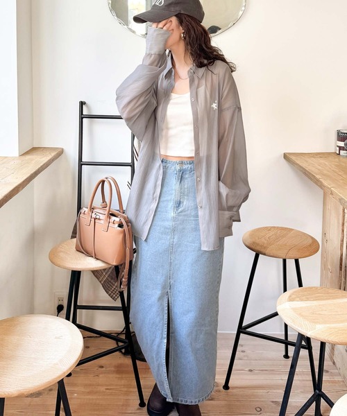 classicalelf（クラシカルエルフ）の「シアーなゆるシルエット。胸ワンポイント刺繍ビッグシアーシャツ（シャツ/ブラウス・レディース・ブルー/ブラック/グレイッシュベージュ/アイボリー・LARGE/MEDIUM/SMALL/X-LARGE）」の19枚目の写真