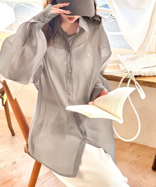 classicalelf（クラシカルエルフ）の「シアーなゆるシルエット。胸ワンポイント刺繍ビッグシアーシャツ（シャツ/ブラウス・レディース・ブルー/ブラック/グレイッシュベージュ/アイボリー・LARGE/MEDIUM/SMALL/X-LARGE）」の21枚目の写真