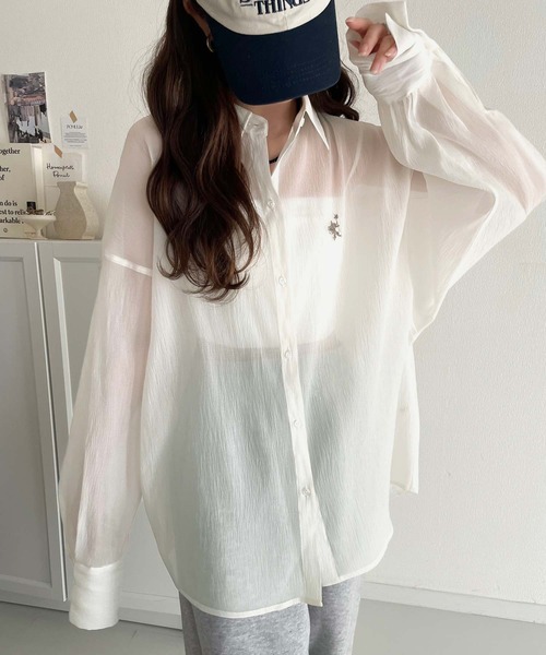 classicalelf（クラシカルエルフ）の「シアーなゆるシルエット。胸ワンポイント刺繍ビッグシアーシャツ（シャツ/ブラウス・レディース・ブルー/ブラック/グレイッシュベージュ/アイボリー・LARGE/MEDIUM/SMALL/X-LARGE）」の5枚目の写真