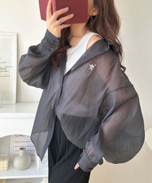 classicalelf（クラシカルエルフ）の「シアーなゆるシルエット。胸ワンポイント刺繍ビッグシアーシャツ（シャツ/ブラウス・レディース・ブルー/ブラック/グレイッシュベージュ/アイボリー・LARGE/MEDIUM/SMALL/X-LARGE）」の7枚目の写真