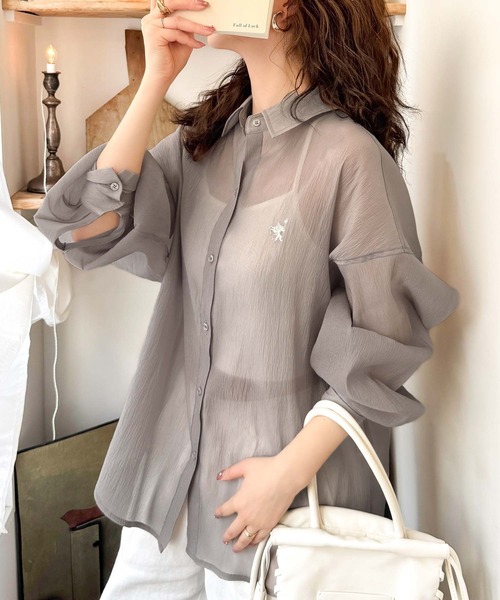 classicalelf（クラシカルエルフ）の「シアーなゆるシルエット。胸ワンポイント刺繍ビッグシアーシャツ（シャツ/ブラウス・レディース・ブルー/ブラック/グレイッシュベージュ/アイボリー・LARGE/MEDIUM/SMALL/X-LARGE）」の8枚目の写真