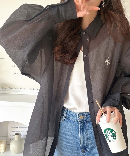 classicalelf（クラシカルエルフ）の「シアーなゆるシルエット。胸ワンポイント刺繍ビッグシアーシャツ（シャツ/ブラウス・レディース・ブルー/ブラック/グレイッシュベージュ/アイボリー・LARGE/MEDIUM/SMALL/X-LARGE）」の6枚目の写真