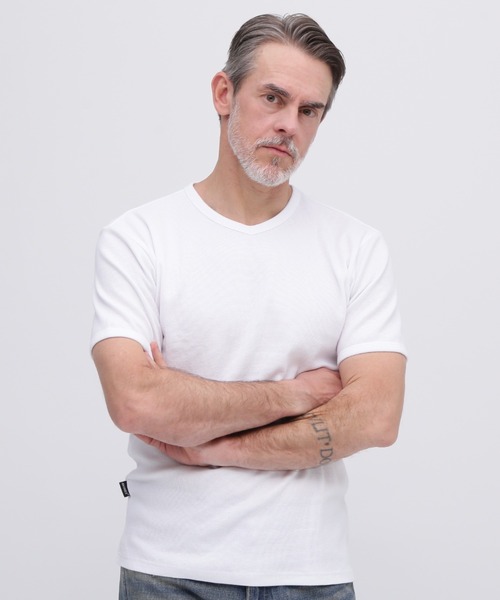 AVIREX（アヴィレックス）の「《DAILY/デイリー》MINI WAFFLE V-NECK S/S T-SHIRT / デイリーウェア ミニワッフル 半袖 Vネック Tシャツ / AVIREX / アヴィレックス（Tシャツ/カットソー・メンズ・ホワイト/ブラック/グレー・SMALL/MEDIUM/LARGE/X-LARGE）」の2枚目の写真