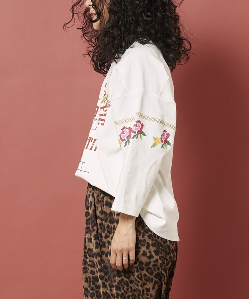Freada（フリーダ）の「Freada/フリーダ クロスステッチフットボールTシャツ（Tシャツ/カットソー・レディース・ブラック/パープル/ベージュ/ホワイト・ﾌﾘ-）」の21枚目の写真