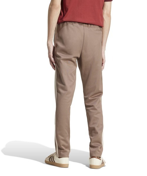 adidas(アディダス)の「adidas Originals ADICOLOR CLASSICS TRACK PANTS(アディダスオリジナルス アディカラー クラシックス ベッケンバウアー トラックパンツ(ジャージ))(その他パンツ・メンズ・ブラウン系/グレー系・SMALL/MEDIUM/LARGE/X-LARGE)」の4枚目の写真