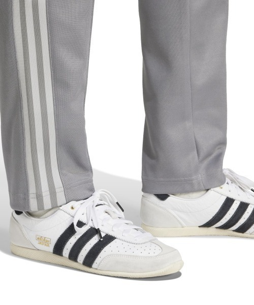 adidas(アディダス)の「adidas Originals ADICOLOR CLASSICS TRACK PANTS(アディダスオリジナルス アディカラー クラシックス ベッケンバウアー トラックパンツ(ジャージ))(その他パンツ・メンズ・ブラウン系/グレー系・SMALL/MEDIUM/LARGE/X-LARGE)」の11枚目の写真