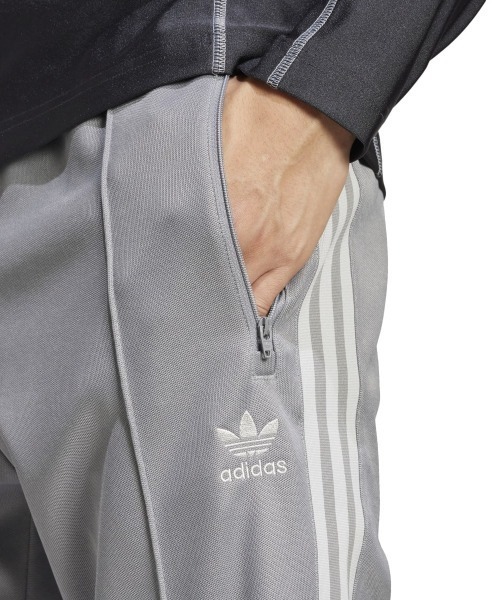 adidas(アディダス)の「adidas Originals ADICOLOR CLASSICS TRACK PANTS(アディダスオリジナルス アディカラー クラシックス ベッケンバウアー トラックパンツ(ジャージ))(その他パンツ・メンズ・ブラウン系/グレー系・SMALL/MEDIUM/LARGE/X-LARGE)」の12枚目の写真
