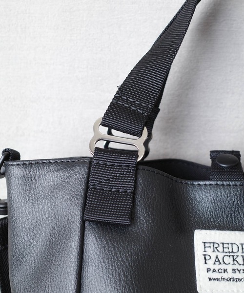 FREDRIK PACKERS(フレドリックパッカーズ)の「【FREDRIK PACKERS】MISSON TOTE <XS> ECO LEATHER ミッション トート エコレザー(トートバッグ・レディース・ブラック・FREE)」の6枚目の写真