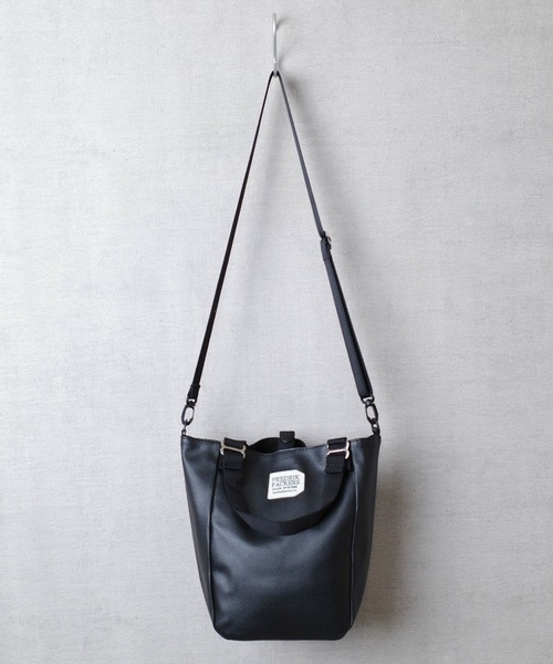 FREDRIK PACKERS(フレドリックパッカーズ)の「【FREDRIK PACKERS】MISSON TOTE <XS> ECO LEATHER ミッション トート エコレザー(トートバッグ・レディース・ブラック・FREE)」の2枚目の写真