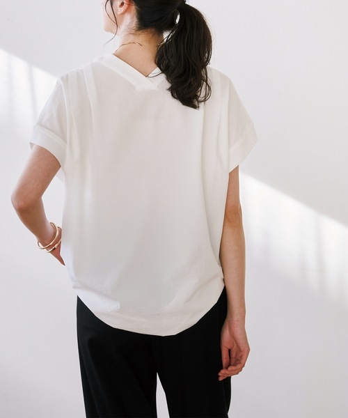Emma Taylor(エマテイラー)の「パール釦Vネックオーバーサッカーシャツ(シャツ/ブラウス・レディース・ホワイト/ブラック/サックスブルー・FREE)」の4枚目の写真