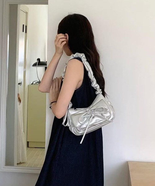aimoha(アイモハ)の「B.A.G. くしゅくしゅミニバッグ(ショルダーバッグ・レディース・シルバー/ピンク/オフホワイト/ブラック・FREE)」の4枚目の写真