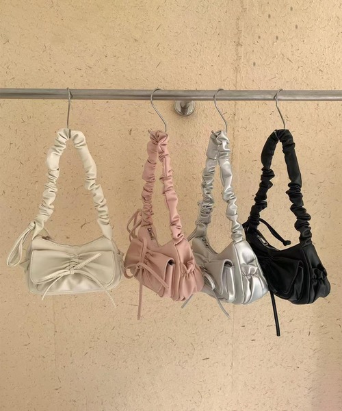 aimoha(アイモハ)の「B.A.G. くしゅくしゅミニバッグ(ショルダーバッグ・レディース・シルバー/ピンク/オフホワイト/ブラック・FREE)」の13枚目の写真