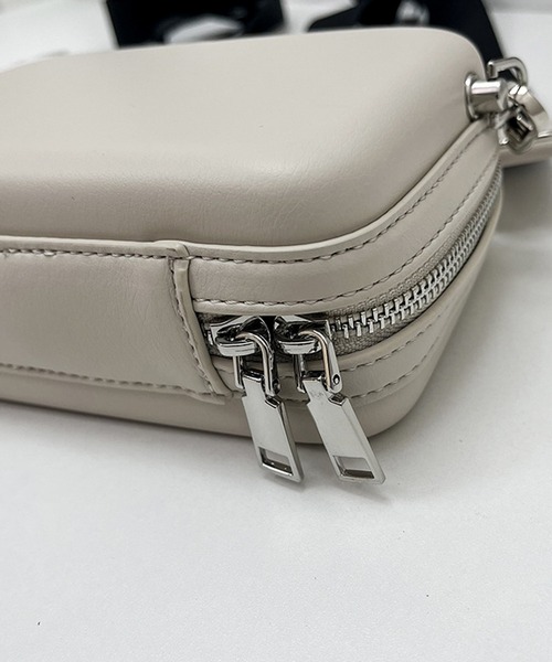 folka（フォルカ）の「4D21 ミニスクエアショルダーバッグ 取り外し可能 カード 小物 コインケース付（ショルダーバッグ・レディース・ブラック/ホワイト/ブラウン・ONESIZE）」の4枚目の写真