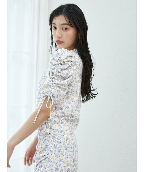 SNIDEL（スナイデル）の「プリントギャザースリーブブラウス（シャツ