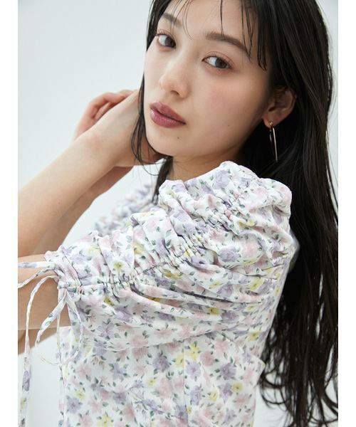 SNIDEL（スナイデル）の「プリントギャザースリーブブラウス（シャツ