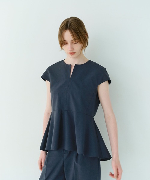 N.O.R.C（ノーク）の「ウォッシャブルペプラムブラウス【CLEAN MOTION】（シャツ/ブラウス・レディース・チャコール/ネイビー・フリー）」の2枚目の写真