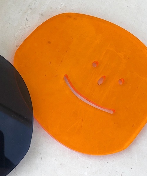 Ein（アイン）の「Ein/アートフェイス アクリル クリア コースター（ランチョンマット/テーブルウェア・レディース・ブルー/ブラック/オレンジ・FREE）」の3枚目の写真