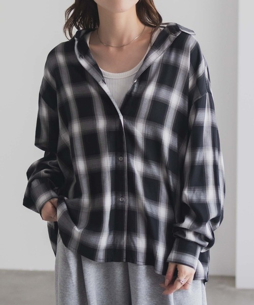 NAVY（ネイビー）の「nAvy バックタック前開きシャツ（シャツ/ブラウス・レディース・ダークグレー/ブラック/ホワイト/ベージュ/ネイビー・FREE）」の2枚目の写真