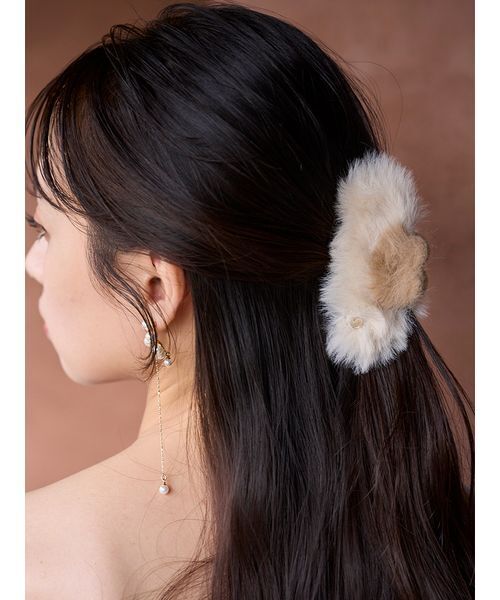 SNIDEL(スナイデル)の「ファーバンス(バレッタ/ヘアクリップ・レディース・ピンクベージュ/ライトベージュ・F)」の9枚目の写真