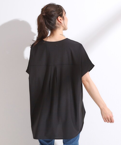 SHOO・LA・RUE(シューラルー)の「【S-LL】さらりとしたタッチが上品見え ワンボタンデザイン トップス(Tシャツ/カットソー・レディース・オフホワイト/ブルー系その他/ブラック・01/02/03/04)」の10枚目の写真