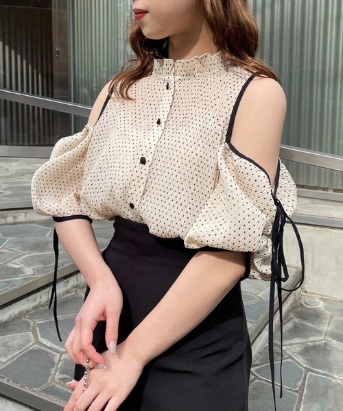 one after another NICE CLAUP(ワンアフターアナザーナイスクラップ)の「WEB限定/肩リボンマルチウェイブラウス(シャツ/ブラウス・レディース・アイボリー/ブラック/ドット/ベージュ系その他・FREE)」の1枚目の写真