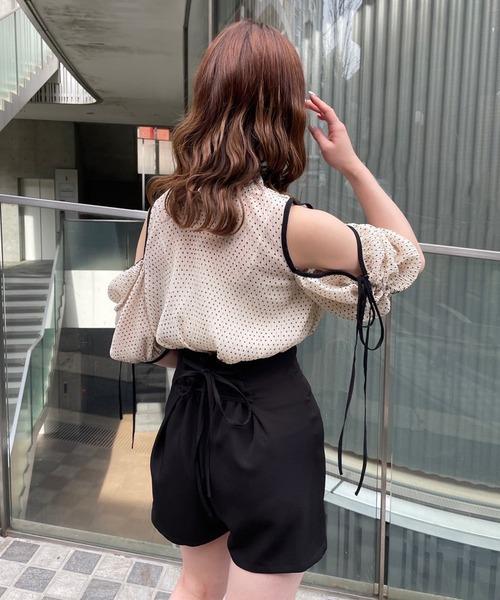 one after another NICE CLAUP(ワンアフターアナザーナイスクラップ)の「WEB限定/肩リボンマルチウェイブラウス(シャツ/ブラウス・レディース・アイボリー/ブラック/ドット/ベージュ系その他・FREE)」の13枚目の写真