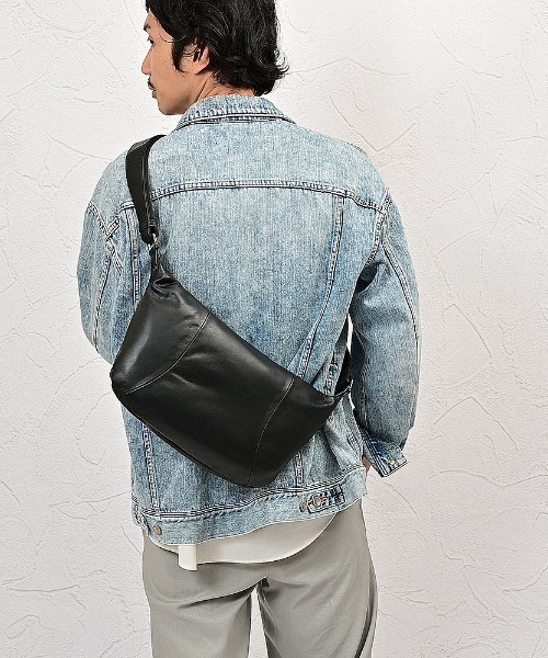 JOYA(ジョヤ)の「身体に寄り添うムーン型ショルダー(ショルダーバッグ・メンズ・ブラック/チョコ/ネイビー/キャメル・FREE)」の15枚目の写真