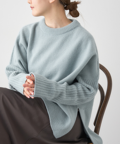 IENA（イエナ）の「《WEB限定/追加》ウールカシミヤ 脇スリットクルーネックプルオーバー（ニット/セーター・レディース・チャコールグレー/ブラック/サックスブルー・FREE）」の3枚目の写真