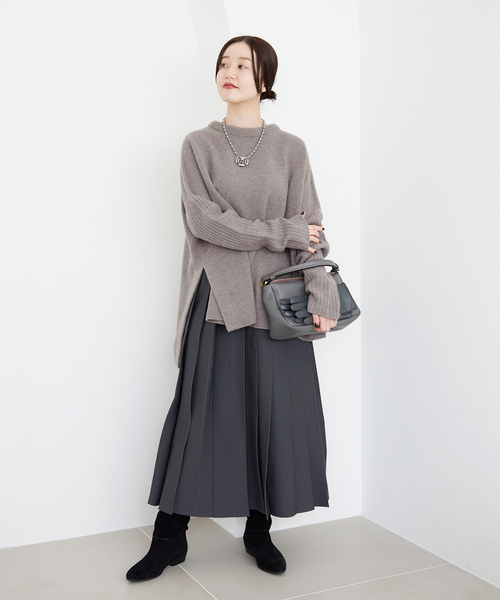 IENA（イエナ）の「《WEB限定/追加》ウールカシミヤ 脇スリットクルーネックプルオーバー（ニット/セーター・レディース・チャコールグレー/ブラック/サックスブルー・FREE）」の9枚目の写真