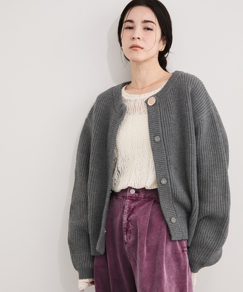 le cercle ADAM ET ROPE'(ルセルクルアダムエロペ)の「メタルボタン片畔ニットカーデ(カーディガン/ボレロ・レディース・ネイビー/レッド系その他2/グレー・FREE)」の2枚目の写真
