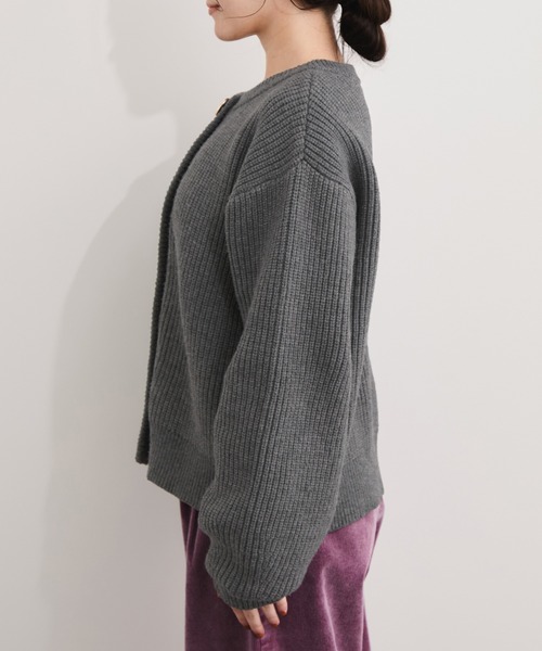 le cercle ADAM ET ROPE'(ルセルクルアダムエロペ)の「メタルボタン片畔ニットカーデ(カーディガン/ボレロ・レディース・ネイビー/レッド系その他2/グレー・FREE)」の16枚目の写真