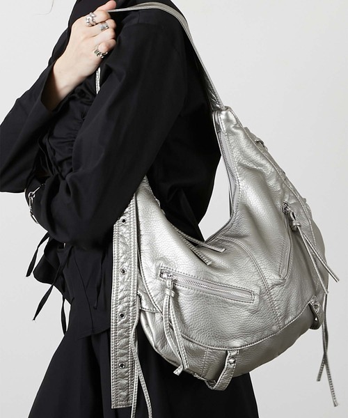 led.tokyo(レッドトウキョウ)の「【led.tokyo】EYELET HAND BAG/アイレットハンドバッグ(ショルダーバッグ・レディース・ブラック/シルバー・FREE)」の2枚目の写真
