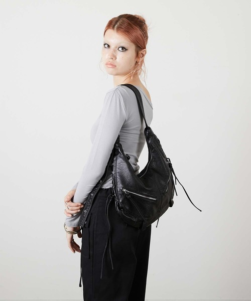 led.tokyo(レッドトウキョウ)の「【led.tokyo】EYELET HAND BAG/アイレットハンドバッグ(ショルダーバッグ・レディース・ブラック/シルバー・FREE)」の9枚目の写真