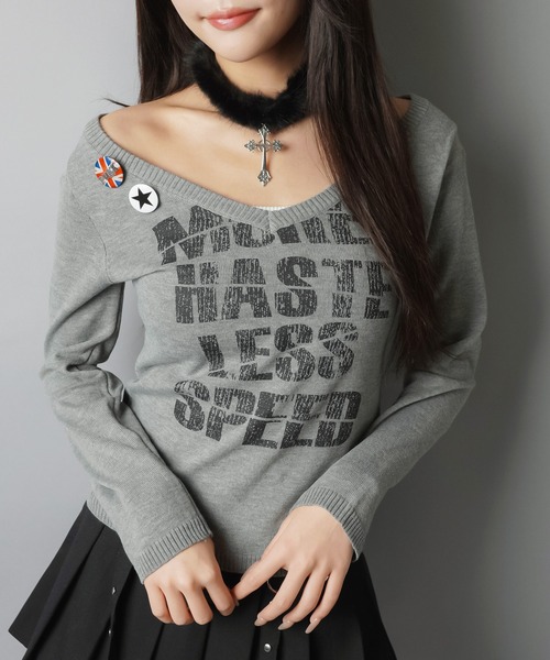 SPINNS(スピンズ)の「Vネックで色気盛れ★缶バッジ付きギャル復活ニット(ニット/セーター・レディース・ブラック/杢グレー/ボルドー/オフホワイト・ONESIZE)」の1枚目の写真