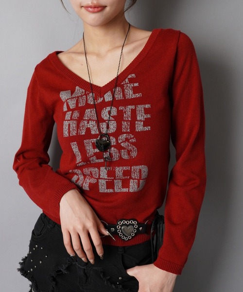 SPINNS(スピンズ)の「Vネックで色気盛れ★缶バッジ付きギャル復活ニット(ニット/セーター・レディース・ブラック/杢グレー/ボルドー/オフホワイト・ONESIZE)」の4枚目の写真