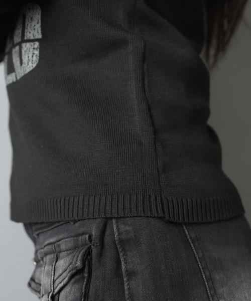 SPINNS(スピンズ)の「Vネックで色気盛れ★缶バッジ付きギャル復活ニット(ニット/セーター・レディース・ブラック/杢グレー/ボルドー/オフホワイト・ONESIZE)」の19枚目の写真