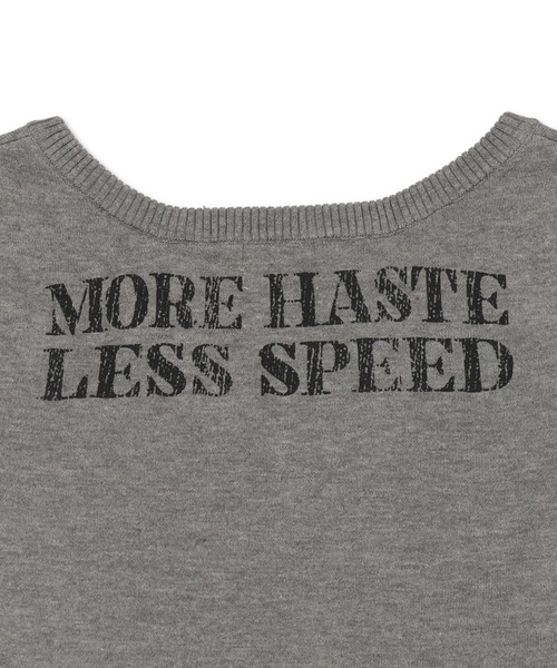 SPINNS(スピンズ)の「Vネックで色気盛れ★缶バッジ付きギャル復活ニット(ニット/セーター・レディース・ブラック/杢グレー/ボルドー/オフホワイト・ONESIZE)」の6枚目の写真