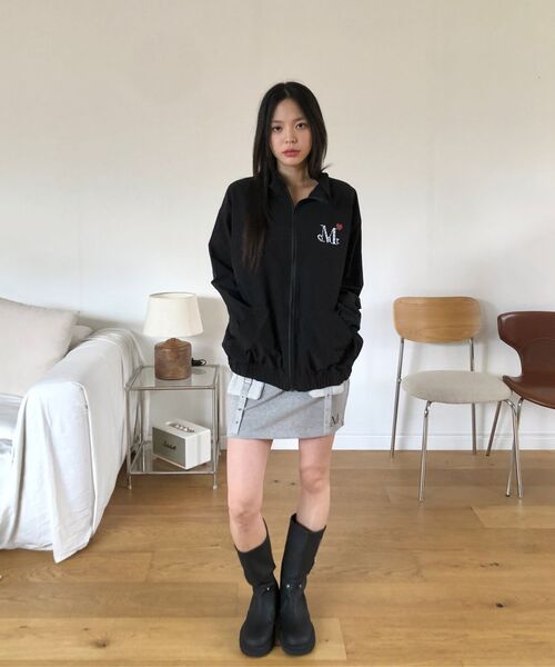 MUCENT(ムセント)の「ラブリッツ ミニハートロゴ ウィンドブレーカー 男女共用(ナイロンジャケット・レディース・ブラック・MEDIUM)」の6枚目の写真