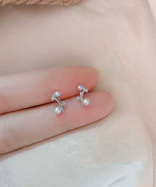 yu-ka(ユーカ)の「YU-KA:ツインパールボタニカルピアス twin Pearl pierce(ピアス(両耳用)・レディース・ゴールド/シルバー・FREE)」の1枚目の写真