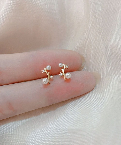 yu-ka（ユーカ）の「YU-KA:ツインパールボタニカルピアス twin Pearl pierce（ピアス（両耳用）・レディース・ゴールド/シルバー・FREE）」の2枚目の写真