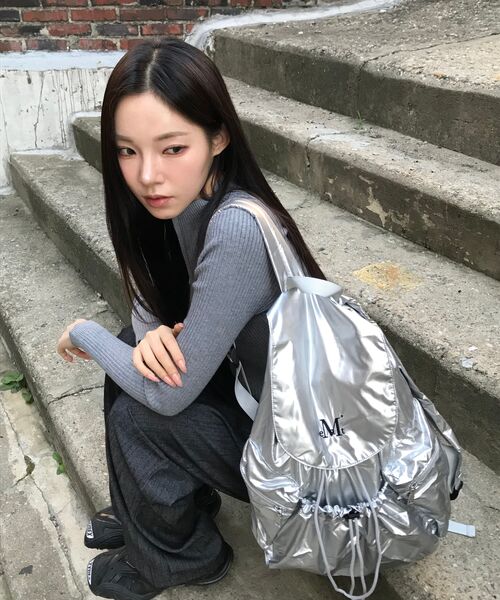 MUCENT（ムセント）の「スワン グロッシー バックパック 男女共用 (2カラー)（バックパック/リュック・レディース・シルバー/ブラック・FREE）」の15枚目の写真