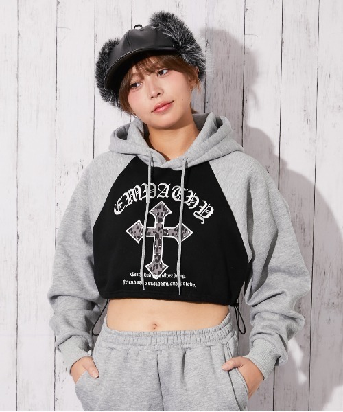 GORGE(ゴージ)の「《クロスロゴ×ショート丈》裏起毛セットアップ対応◎ストリートパーカー(パーカー・レディース・グレー/ブラック・F)」の3枚目の写真