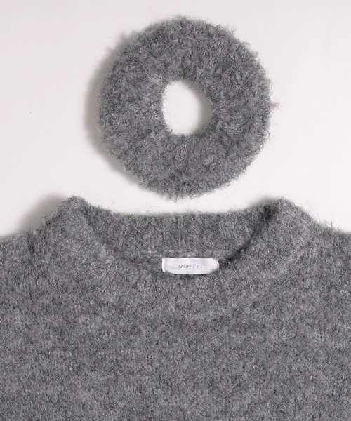 MUHET(ミュエータ)の「loop yarn short knit & scrunchie set / ループヤーンショート丈ニット&シュシュセット(ニット/セーター・レディース・チャコールグレー/ライトブルー/ブラウン・FREE)」の4枚目の写真