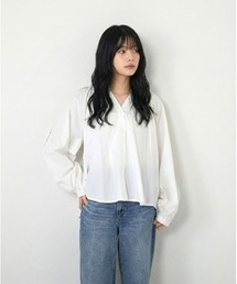 illumine（イルミネ）の「ギャザーキーネックブラウス（シャツ/ブラウス）」