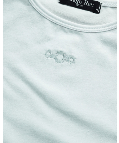 MAGORENSEOUL(マゴレンソウル)の「トライクリップス刺繍スリーブレスホワイト(Tシャツ/カットソー・レディース・その他・FREE)」の2枚目の写真