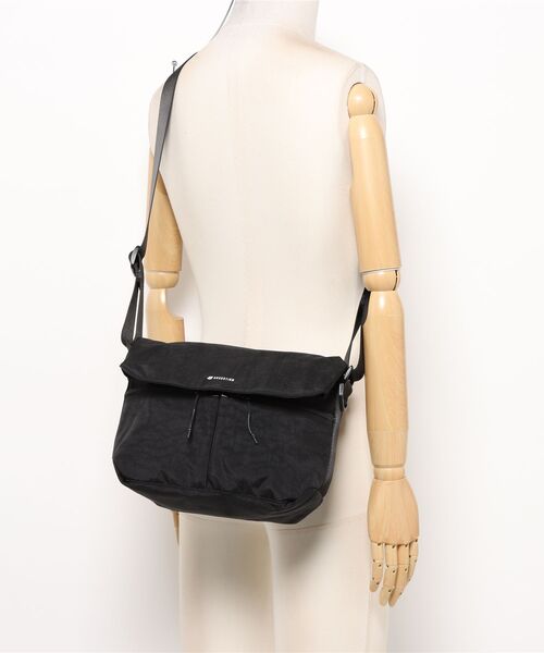 NAUGHTIAM（ノーティアム）の「【NAUGHTIAM/ノーティアム】 カーブフラップショルダー スモール（ショルダーバッグ・メンズ・ブラウン/グレー/ブラック・FREE）」の4枚目の写真